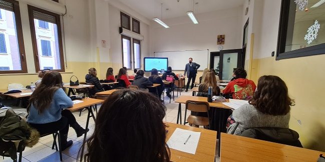 Andrea-Molza-impegnato-in-un-incontro-presso-Istituto-Salesiano-Beata-Vergine-di-San-Luca-di-Bologna-small