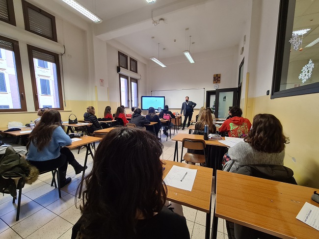 Andrea-Molza-impegnato-in-un-incontro-presso-Istituto-Salesiano-Beata-Vergine-di-San-Luca-di-Bologna-small