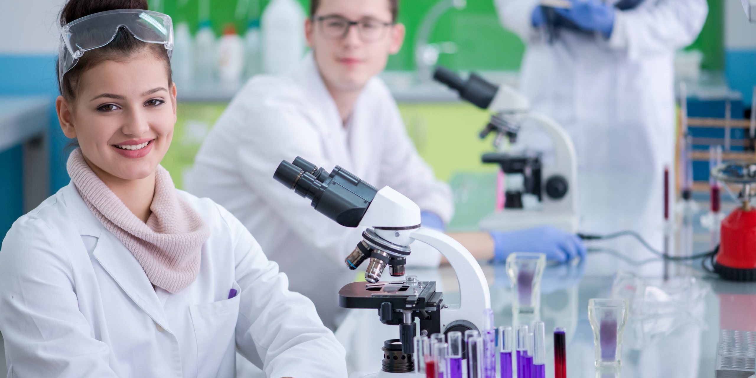 Group,Of,Young,Medical,Students,Doing,Research,Together,In,Chemistry