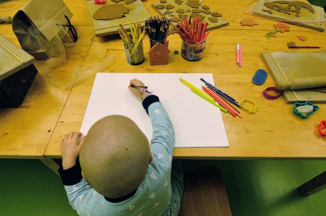 A scuola con Peter Pan Valorizzare l’impegno sociale dei manager, realizzando iniziative concrete di solidarietà: questo l’obiettivo di Vises - già onlus e ong di Federmanager - che ora diventa Fondazione di partecipazione e come ente del Terzo settore porterà avanti progetti di sviluppo sostenibile, anche attraverso collaborazioni con altri Ets. Educazione e formazione, parità di genere, salute e cultura della solidarietà: questi i principali ambiti d’azione della Fondazione Ets, che realizzerà interventi dedicati ai giovani, alle donne e alle fasce più fragili della popolazione in un’ottica inclusiva e responsabile. La Fondazione, di cui Federmanager è fondatore promotore, sarà presieduta da Simona Signoracci, manager che ha già gestito importanti fondazioni d’impresa e d’interesse sociale come la “Gigi Ghirotti”, realizzando iniziative di inclusione sociale e di valorizzazione dell’arte e della cultura, tra cui anche progetti di digitalizzazione di beni culturali invisibili ed il recupero del Mausoleo d’Augusto. «L’impegno civile dei manager per il benessere della collettività diventa cruciale in questo momento di cambiamento - ha dichiarato Simona Signoracci, Presidente della Fondazione Vises Ets -. In quanto Ente del Terzo settore, Vises contribuirà alla diffusione di una cultura manageriale partecipe e responsabile nei confronti della società civile, attenta alle necessità della comunità». «Siamo orgogliosi delle attività che Vises ha portato avanti in questi anni – ha ricordato il Presidente Federmanager, Stefano Cuzzilla, la solidarietà è uno dei valori fondanti del management e gli interventi che la Fondazione intende realizzare in futuro troveranno il sostegno di tutto il sistema Federmanager». La Fondazione proseguirà il lavoro promosso in oltre 30 anni dall’associazione, aprendosi a nuove collaborazioni che renderanno tangibile e d’impatto la partecipazione dei manager allo sviluppo del Paese. A marzo è stato avviato il percorso verso la trasformazione da associazione in Fondazione di partecipazione ottenendo, a fine settembre, il formale riconoscimento e inserimento tra gli Enti del Terzo settore. Leggi lo Statuto della Fondazione.