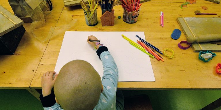 A scuola con Peter Pan Valorizzare l’impegno sociale dei manager, realizzando iniziative concrete di solidarietà: questo l’obiettivo di Vises - già onlus e ong di Federmanager - che ora diventa Fondazione di partecipazione e come ente del Terzo settore porterà avanti progetti di sviluppo sostenibile, anche attraverso collaborazioni con altri Ets. Educazione e formazione, parità di genere, salute e cultura della solidarietà: questi i principali ambiti d’azione della Fondazione Ets, che realizzerà interventi dedicati ai giovani, alle donne e alle fasce più fragili della popolazione in un’ottica inclusiva e responsabile. La Fondazione, di cui Federmanager è fondatore promotore, sarà presieduta da Simona Signoracci, manager che ha già gestito importanti fondazioni d’impresa e d’interesse sociale come la “Gigi Ghirotti”, realizzando iniziative di inclusione sociale e di valorizzazione dell’arte e della cultura, tra cui anche progetti di digitalizzazione di beni culturali invisibili ed il recupero del Mausoleo d’Augusto. «L’impegno civile dei manager per il benessere della collettività diventa cruciale in questo momento di cambiamento - ha dichiarato Simona Signoracci, Presidente della Fondazione Vises Ets -. In quanto Ente del Terzo settore, Vises contribuirà alla diffusione di una cultura manageriale partecipe e responsabile nei confronti della società civile, attenta alle necessità della comunità». «Siamo orgogliosi delle attività che Vises ha portato avanti in questi anni – ha ricordato il Presidente Federmanager, Stefano Cuzzilla, la solidarietà è uno dei valori fondanti del management e gli interventi che la Fondazione intende realizzare in futuro troveranno il sostegno di tutto il sistema Federmanager». La Fondazione proseguirà il lavoro promosso in oltre 30 anni dall’associazione, aprendosi a nuove collaborazioni che renderanno tangibile e d’impatto la partecipazione dei manager allo sviluppo del Paese. A marzo è stato avviato il percorso verso la trasformazione da associazione in Fondazione di partecipazione ottenendo, a fine settembre, il formale riconoscimento e inserimento tra gli Enti del Terzo settore. Leggi lo Statuto della Fondazione.